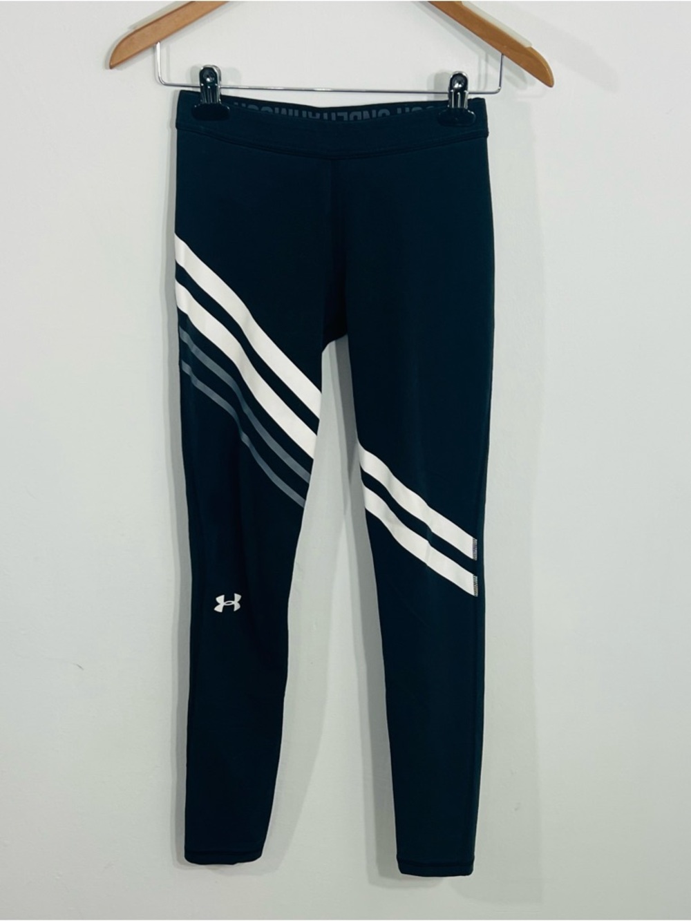 Under Armour Black Leggings WIth Diagonal Stripes Pull On Elastic Waist Stretch